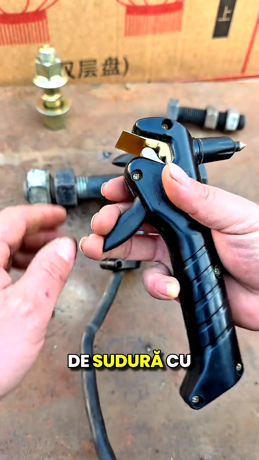 GripWeld™ – Λαβίδα Ηλεκτροδίου με Εργονομικό Σχεδιασμό