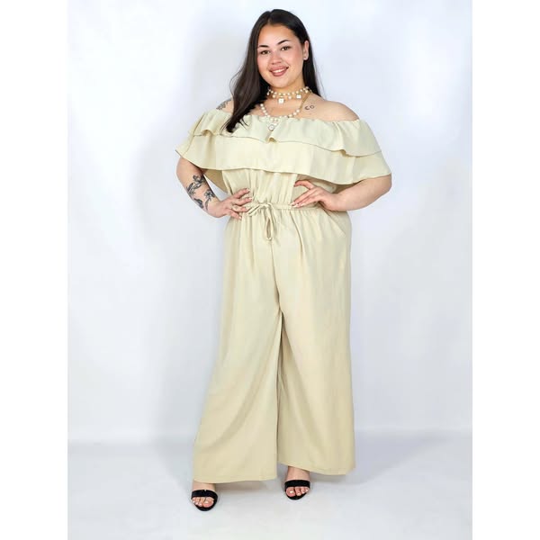 Kombinezon plus size –elegancki kombinezon z odkrytymi ramionami i szerokimi nogawkami