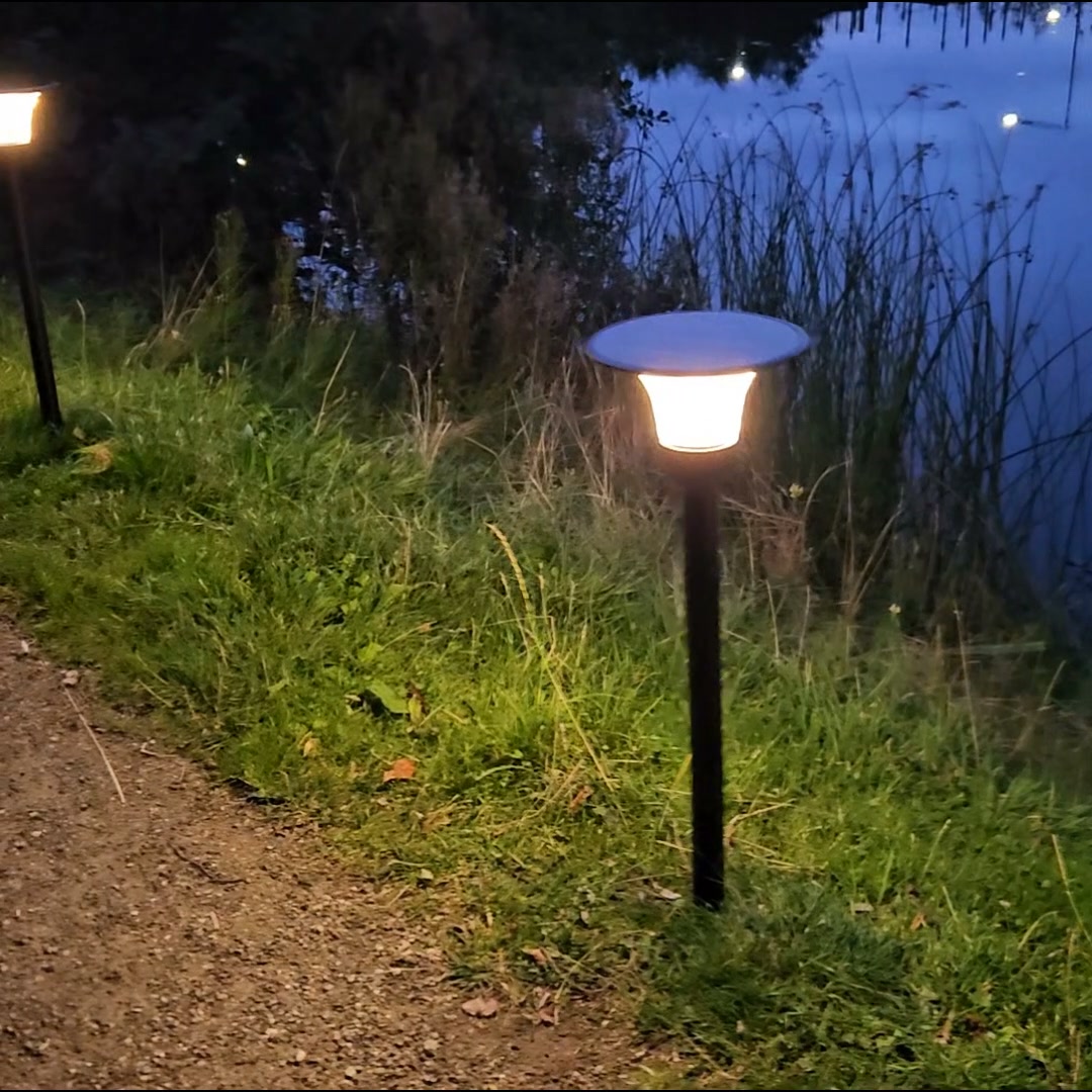 Stilren solcellslampa med varmvitt och mysigt ljus