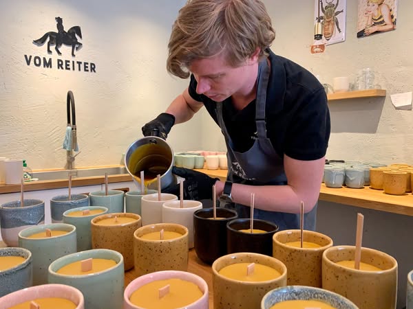 Bienenwachskerze im Keramikbecher