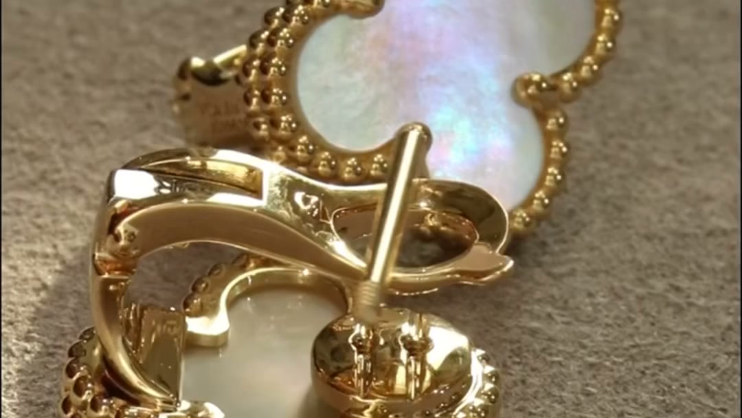 Open the moving jewelry box
