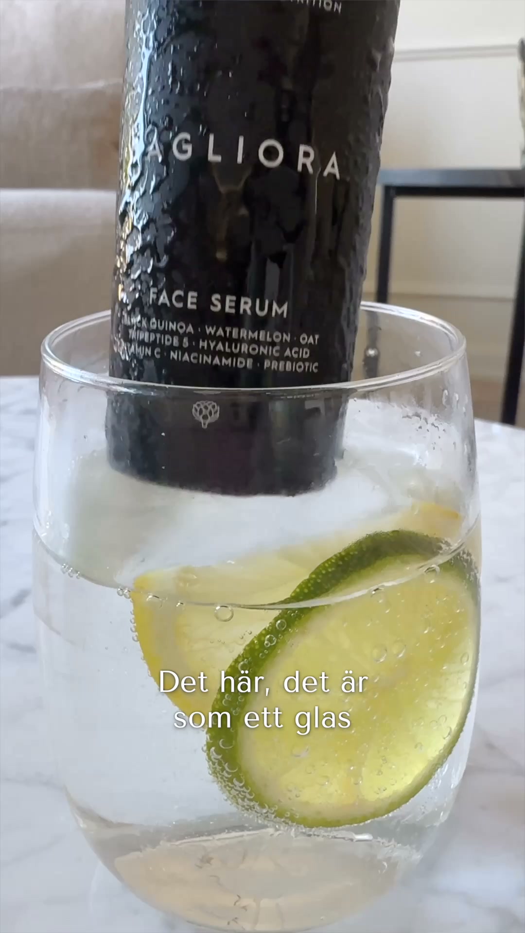 Ett glas vatten. För huden.