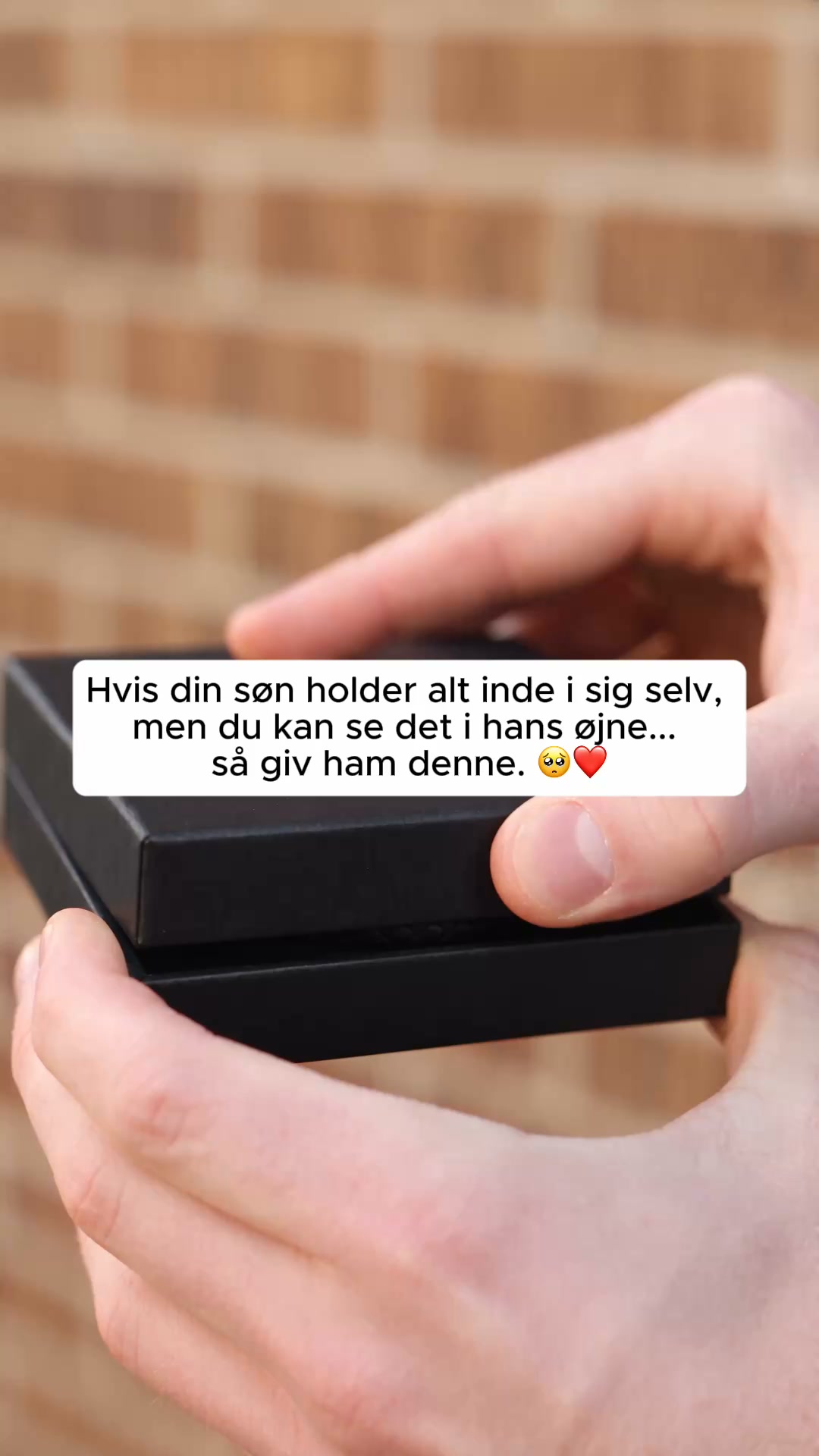 50% RABAT | Til sønnen som altid er “okay”