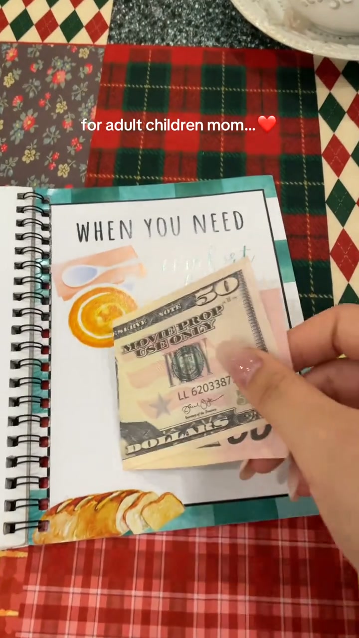 Christmas Gift Card Book — Turn Every Page into a Thoughtful Holiday Surprise!