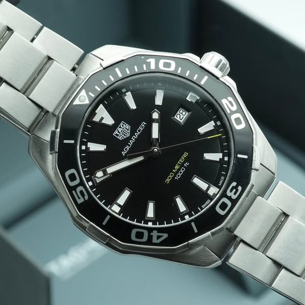 £850 TAG HEUER Aquaracer 41mm WAY111A Black Dial Box and Warranty