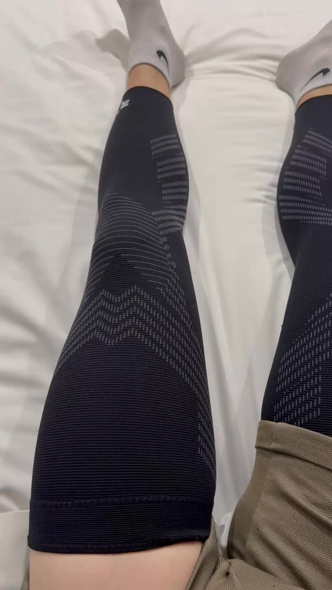 Relieves and protects knees