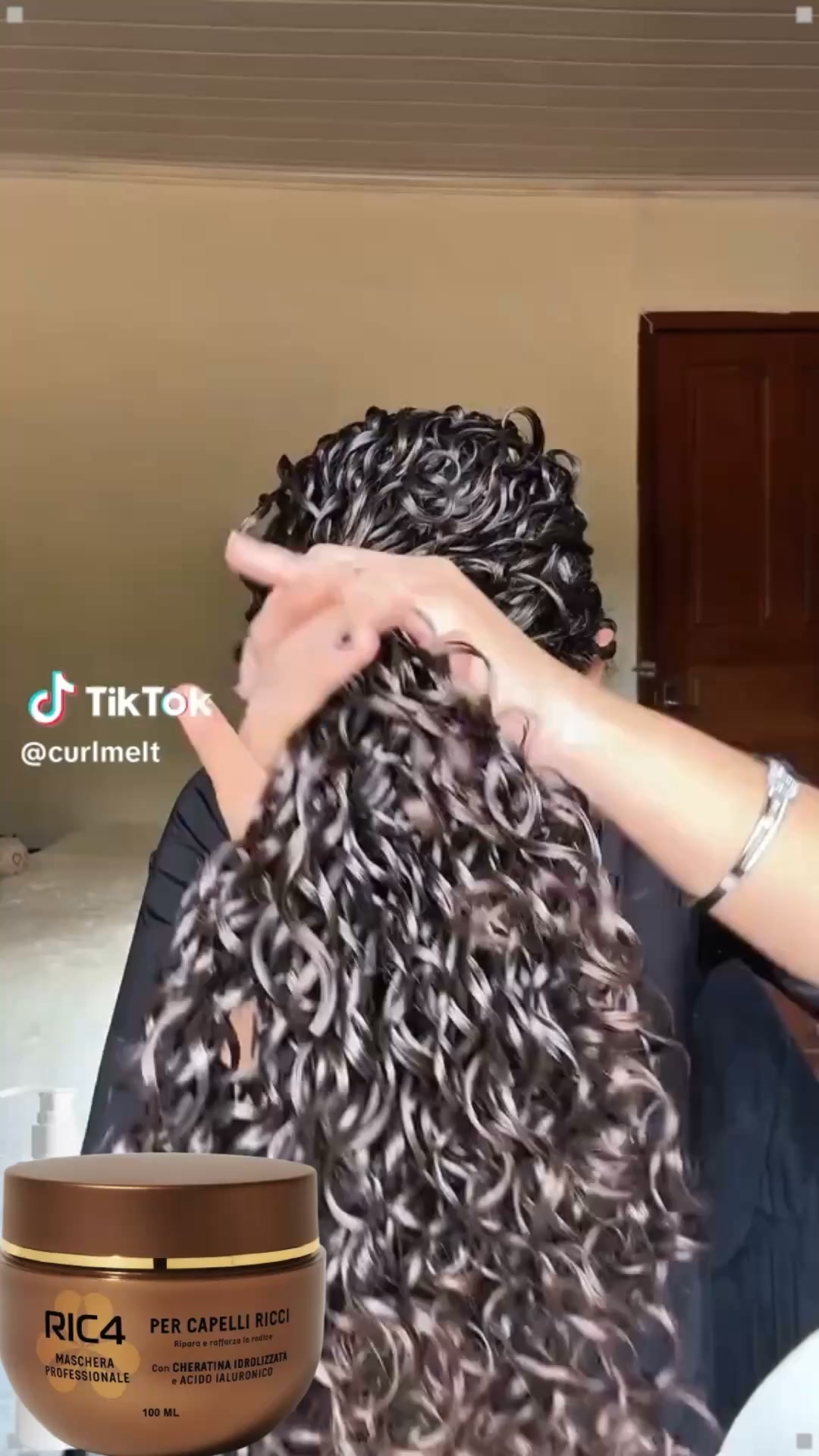 I tuoi ricci sono sempre secchi e crespi? Il problema non sono i tuoi capelli — è quello che hai usato finora.