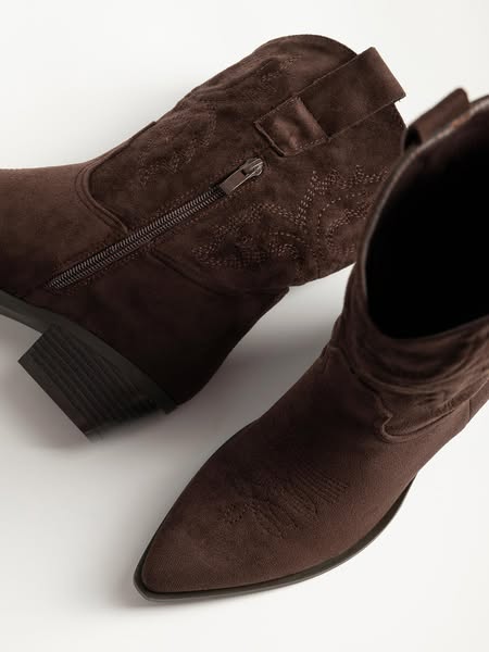 Μυτερό suede cowboy μποτάκι με χοντρό τακούνι