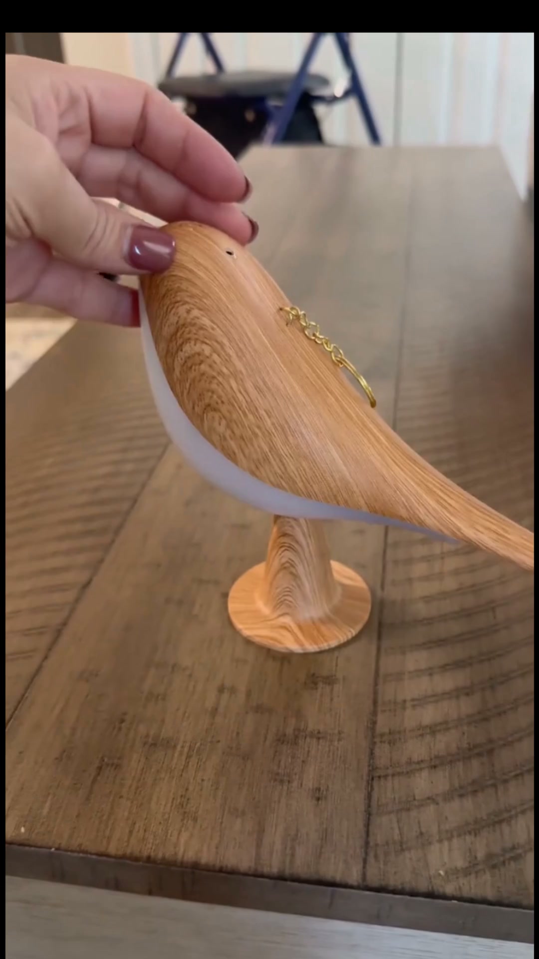 Ett tryck på huvudet. Sen lyser den.