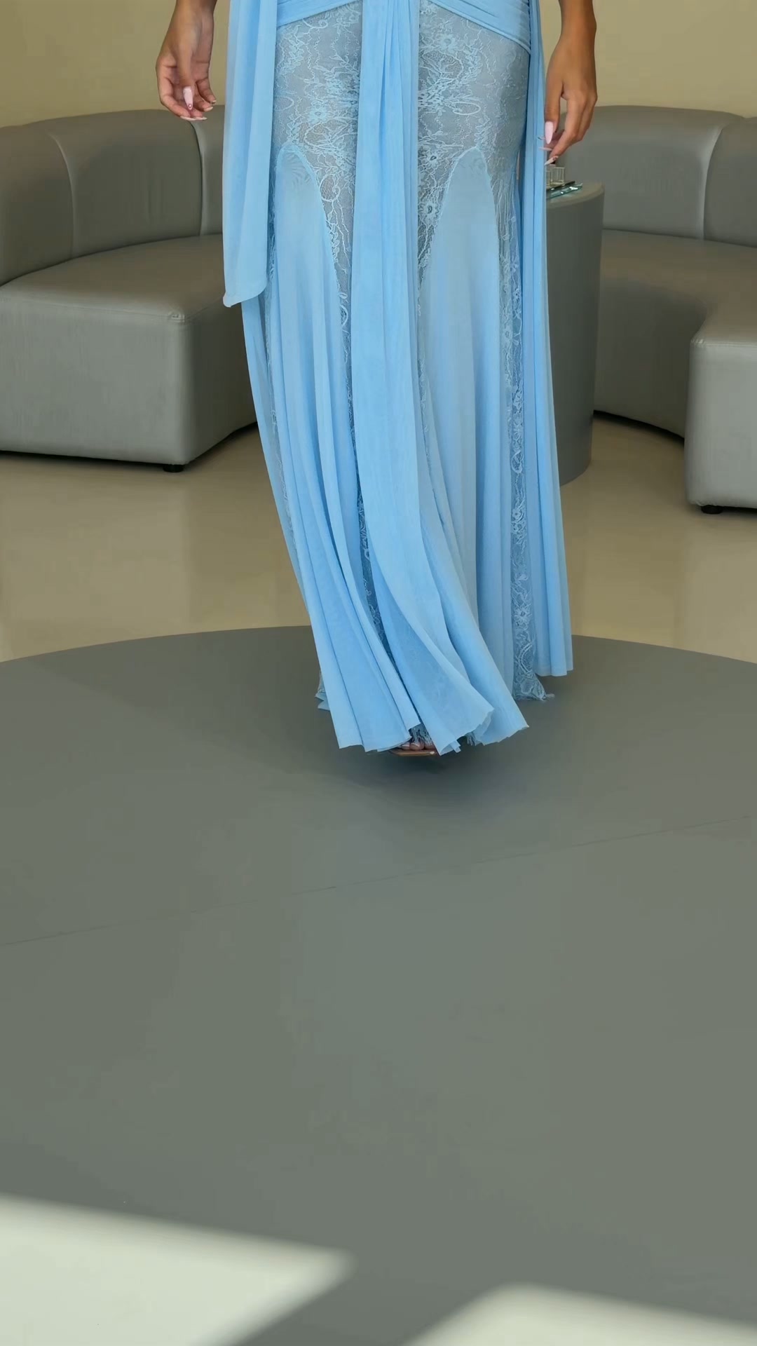 Anúncio de OXA Couture