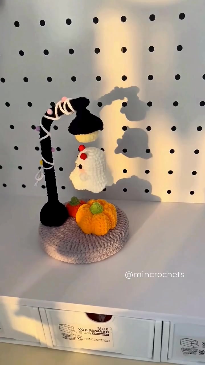 crochet your own cute ghost lamp