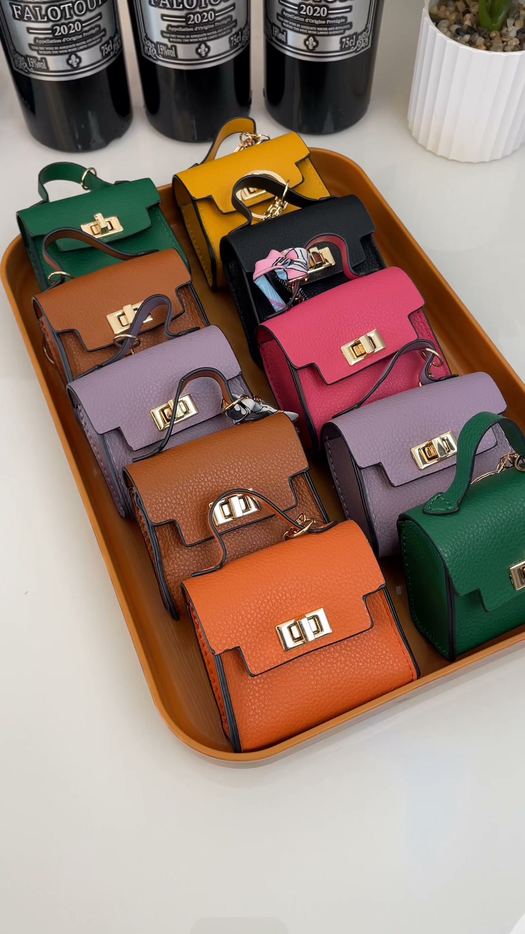 Tiny Bag, Signature Style
