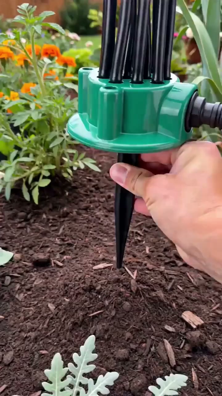 This flexible 360° sprinkler lets you direct water where you need it with an adjustable multi-directional spray.