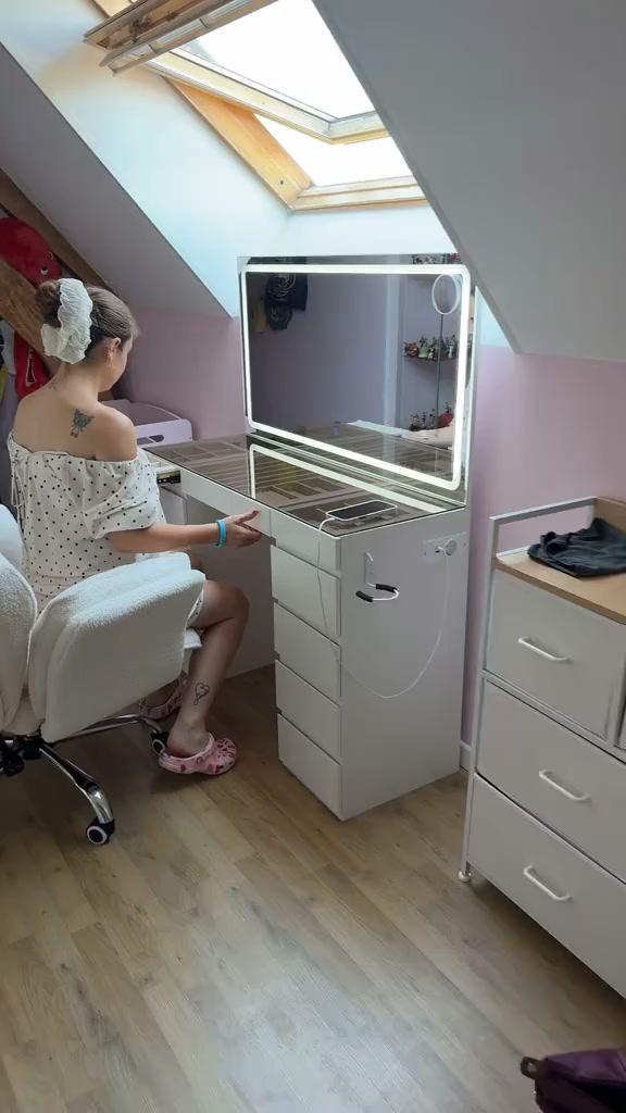 Prise, USB et miroir lumineux intégrés — 149,99 €