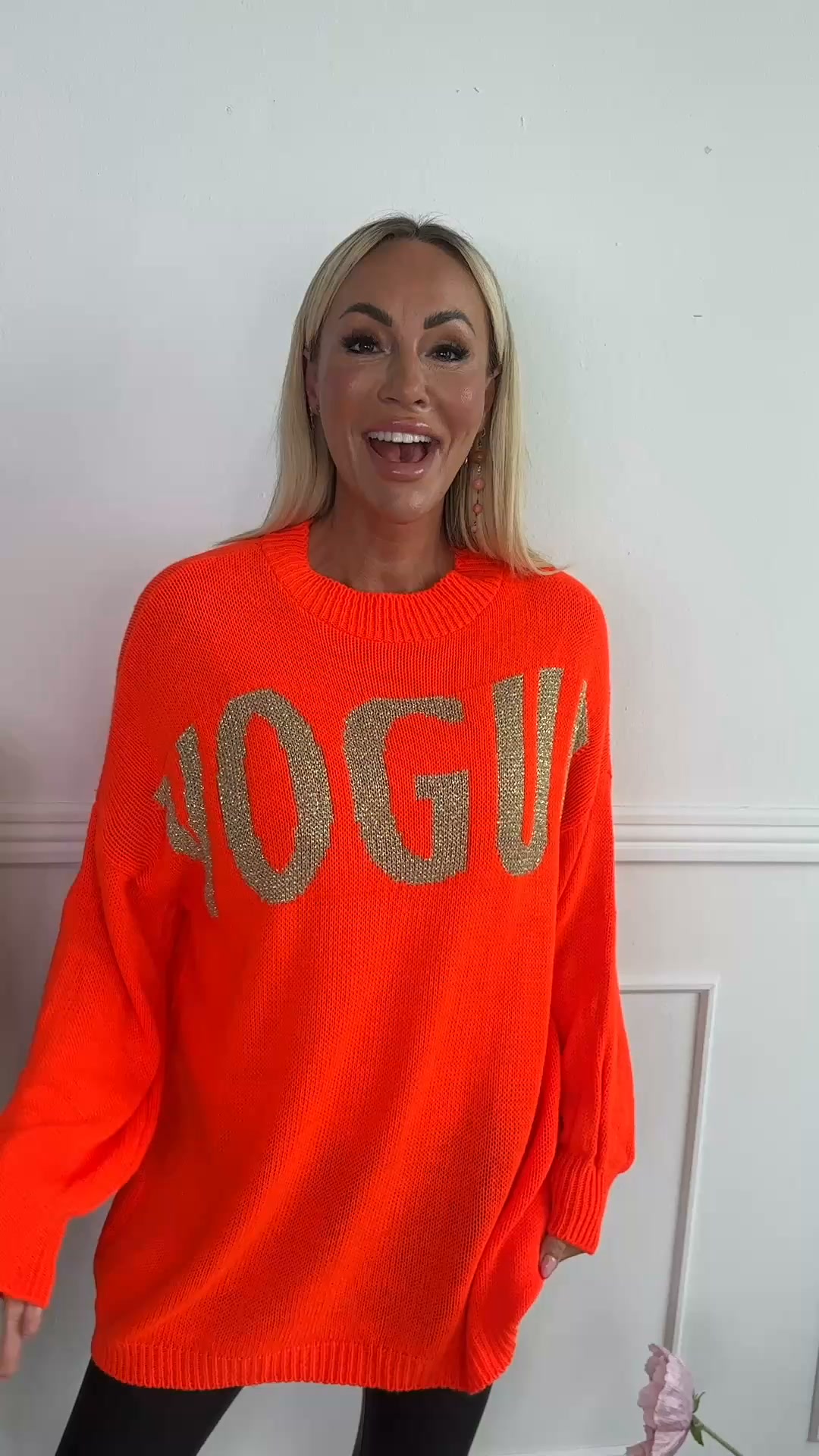 Shoppa vår nya stickade Vogue-tröja här