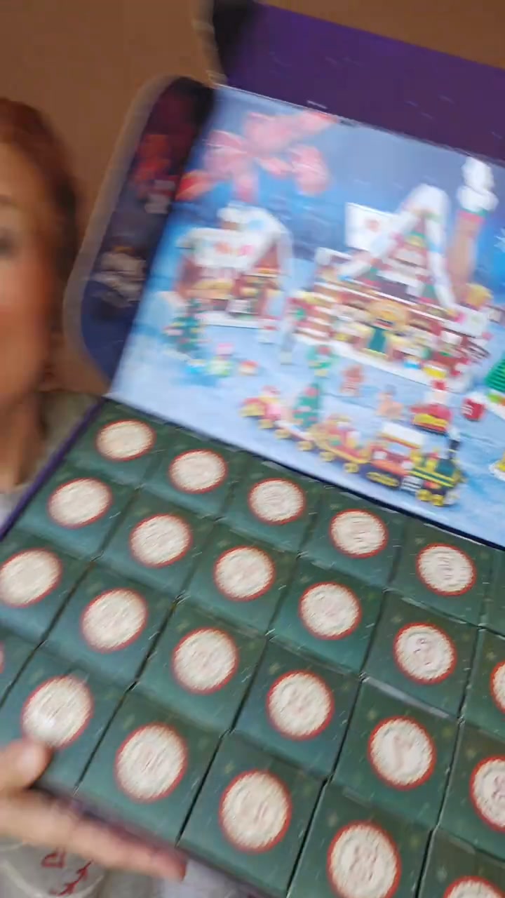 Adventskalender 2026 Lebkuchenhaus Mini-Klemmbaustein-Set mit Licht