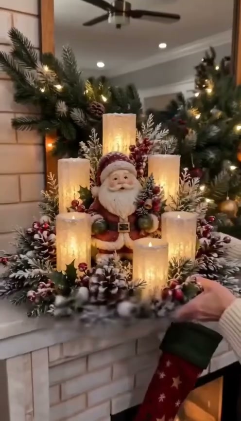 Ein komplettes Weihnachtsgesteck mit warmem Kerzenschein