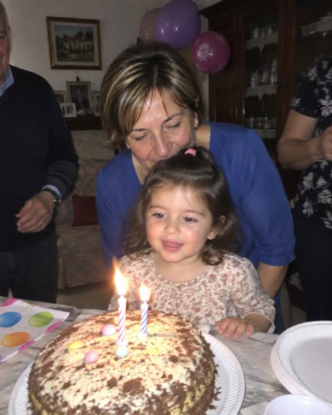 Mia madre si ritagliava da ogni foto con mia figlia