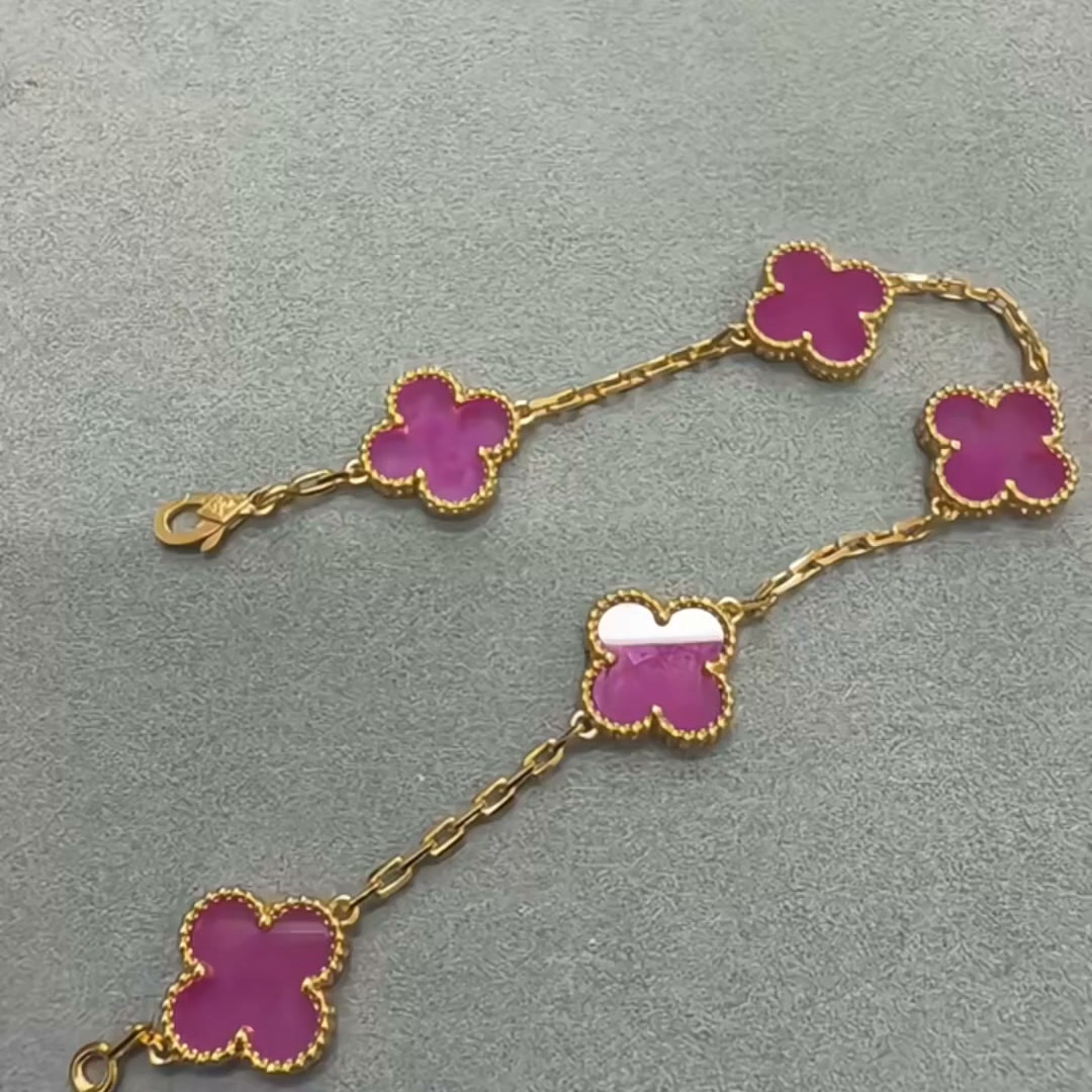 The new pink 5-motif clover bracelet is here
