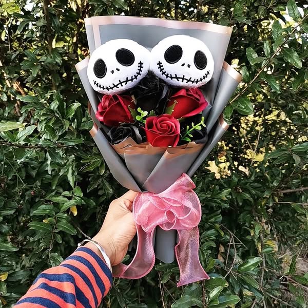 Pumpkin King Skull Plush Bouquet