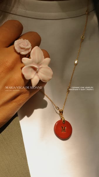 Joyas de porcelana hechas a mano.