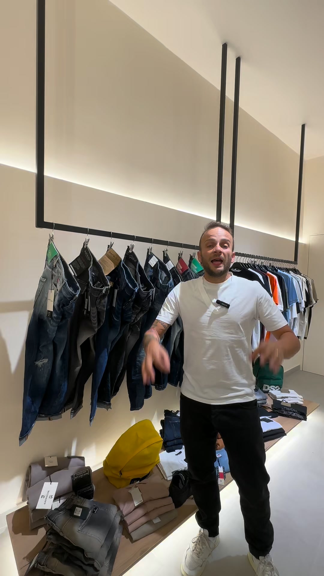 IL JEANS CHE NON PASSA INOSSERVATO.