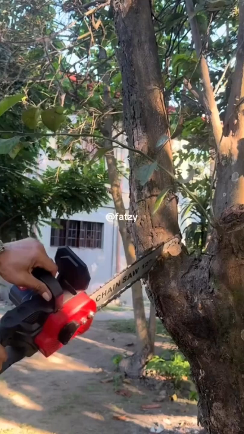 Di adiós a la fatiga: la única motosierra compacta a batería que corta ramas y troncos de hasta 35 cm sin esfuerzo, sin cables y con control