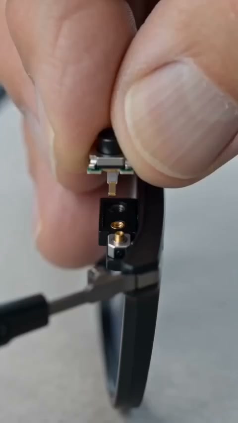 Eine Brille für unzählige Funktionen: Musikwiedergabe, Anrufe, Foto- und Videoaufnahmen, KI-gestützte Funktionen und Echtzeitübersetzung!