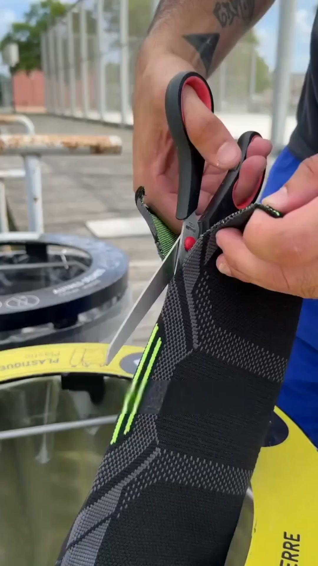 Kompresyjny rękaw na kolano FlyFlex – Poczuj ulgę od pierwszego założenia
