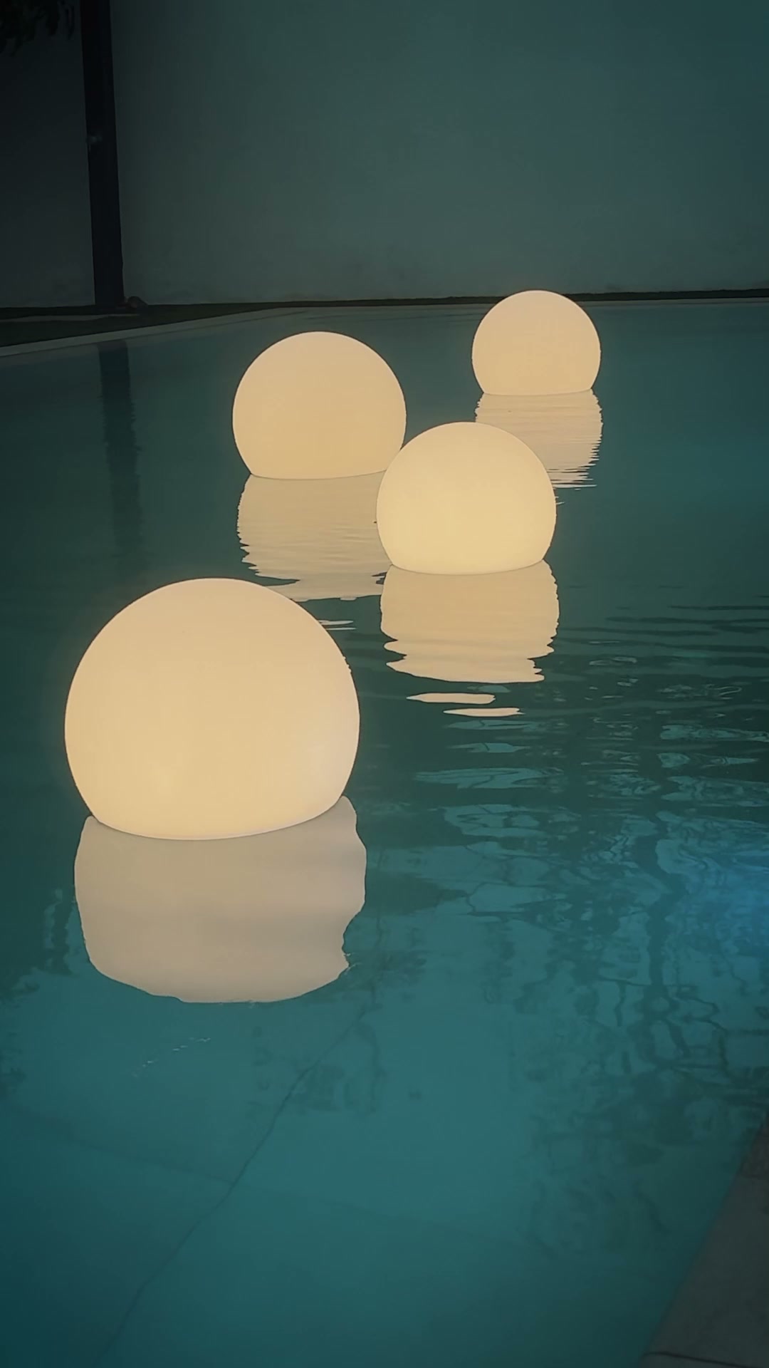 Lampada galleggiante per piscina