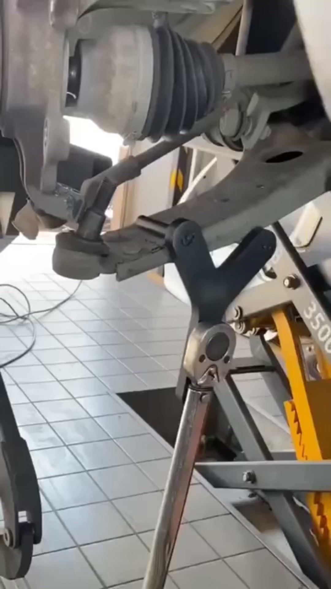 Mehr Kontrolle am Querlenker.
