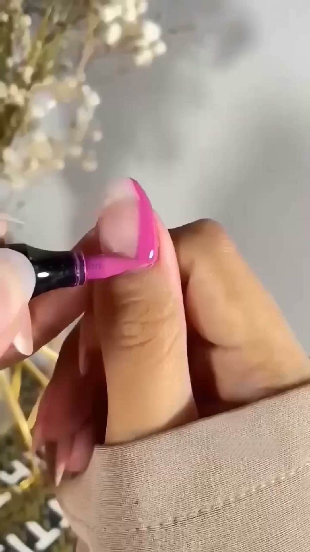 Passe au stylo vernis à ongles.