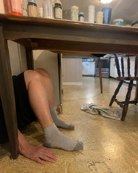Spojrzał prosto na mnie i poszedł dalej.