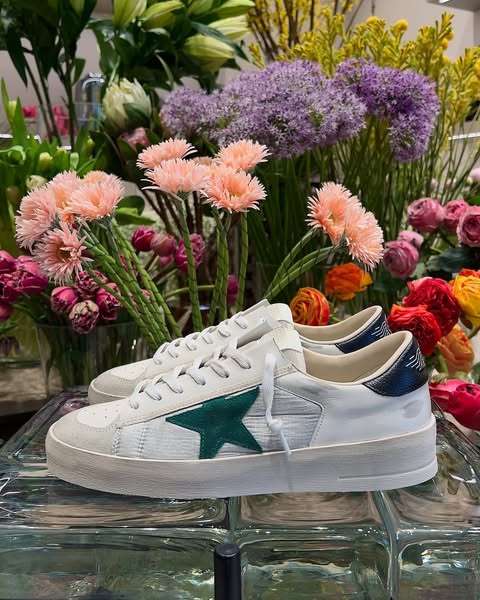 GOLDEN GOOSE: Destaque-se na multidão! | Até 50% de desconto