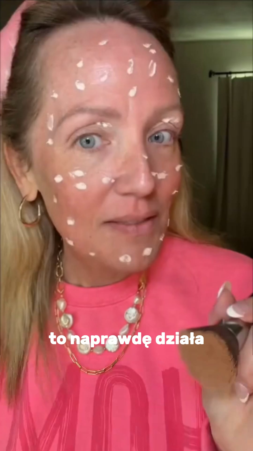Podkład dopasowujący się do karnacji, o którym mówi cała Polska