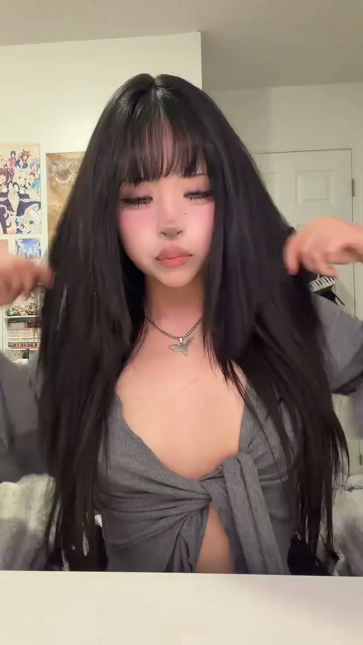 “Why does the same top look completely different depending on your bra?”