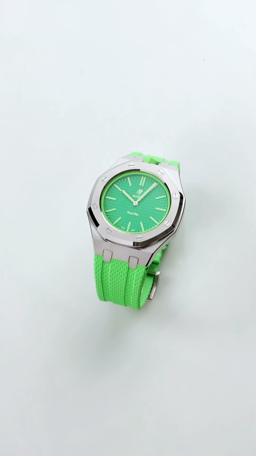 ONE WATCH. MULTIPLE STYLES.