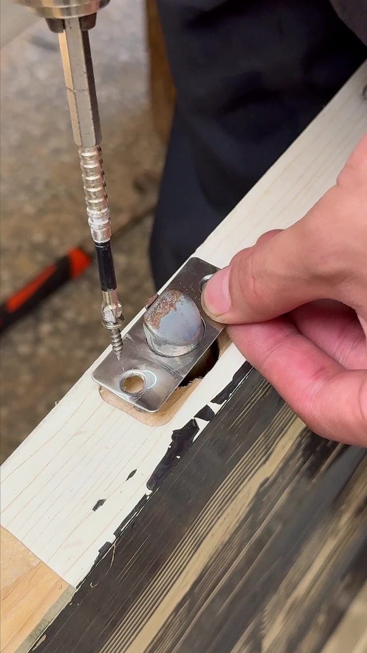 News - Hinge Repair Screw &amp; Expansion Anchor
