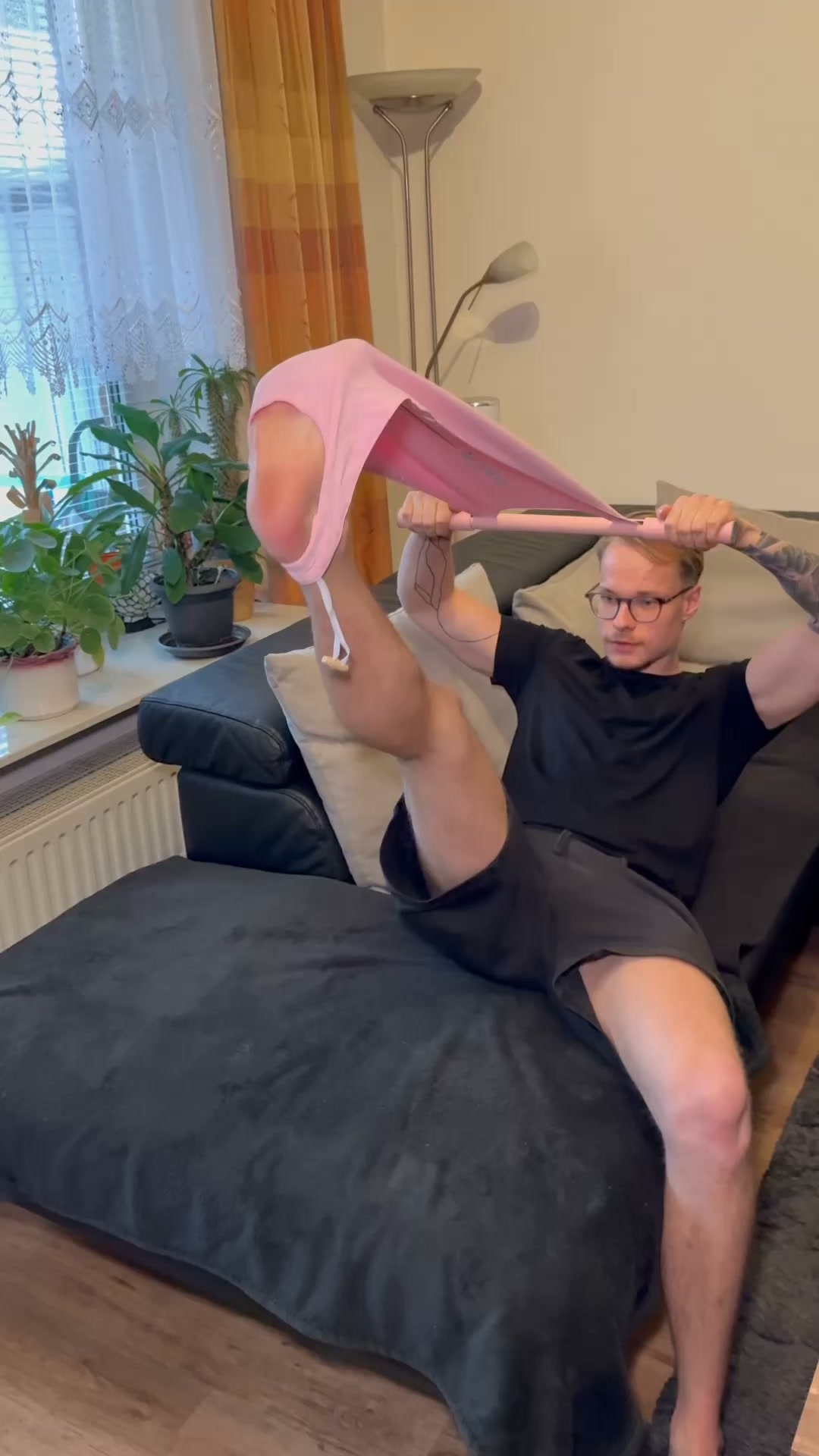 Dehnt vom Fuß bis in den Rücken