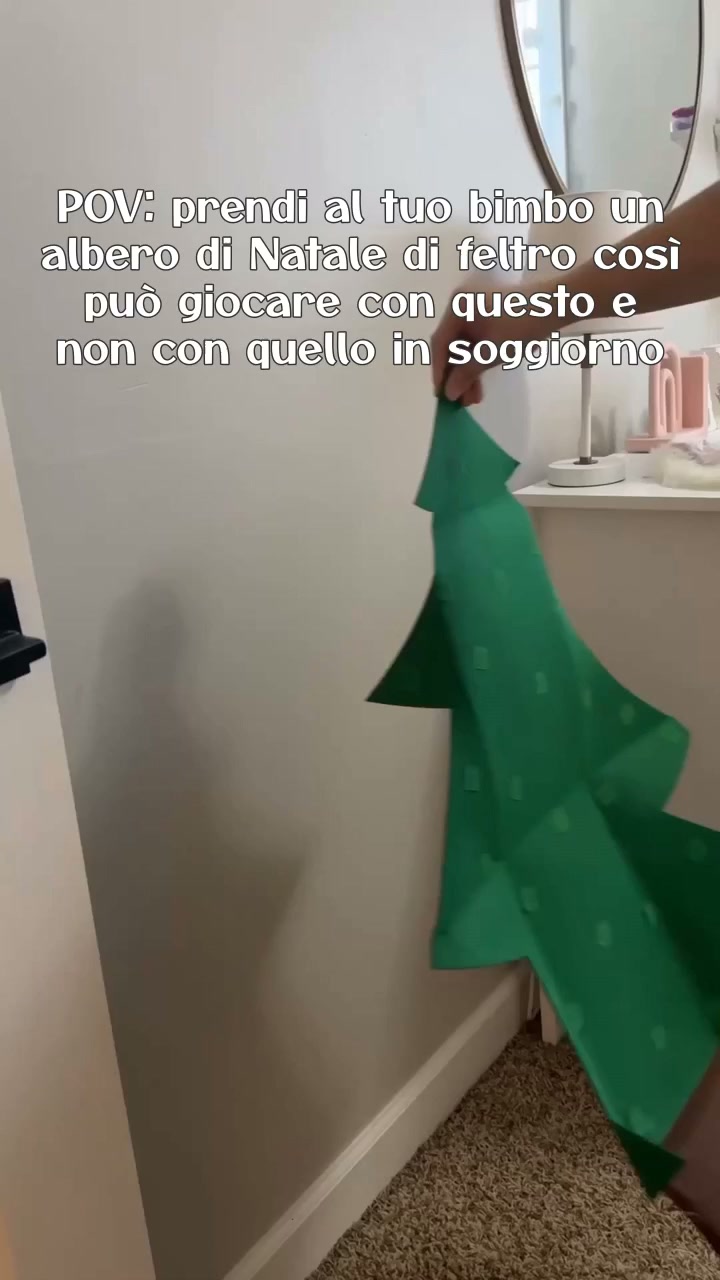 Lascia che il bambino decori l'albero di Natale!