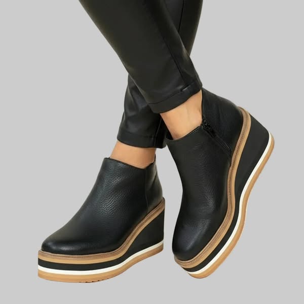 Botines con tacón de cuña – ahora por 49,95 €. Cremallera, puntera redondeada y un llamativo tacón de cuña.