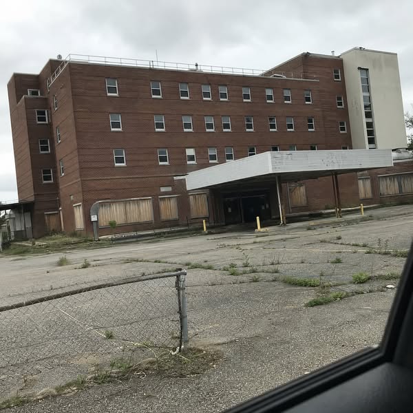 ¡Compraron su hospital. Enterraron su cura!