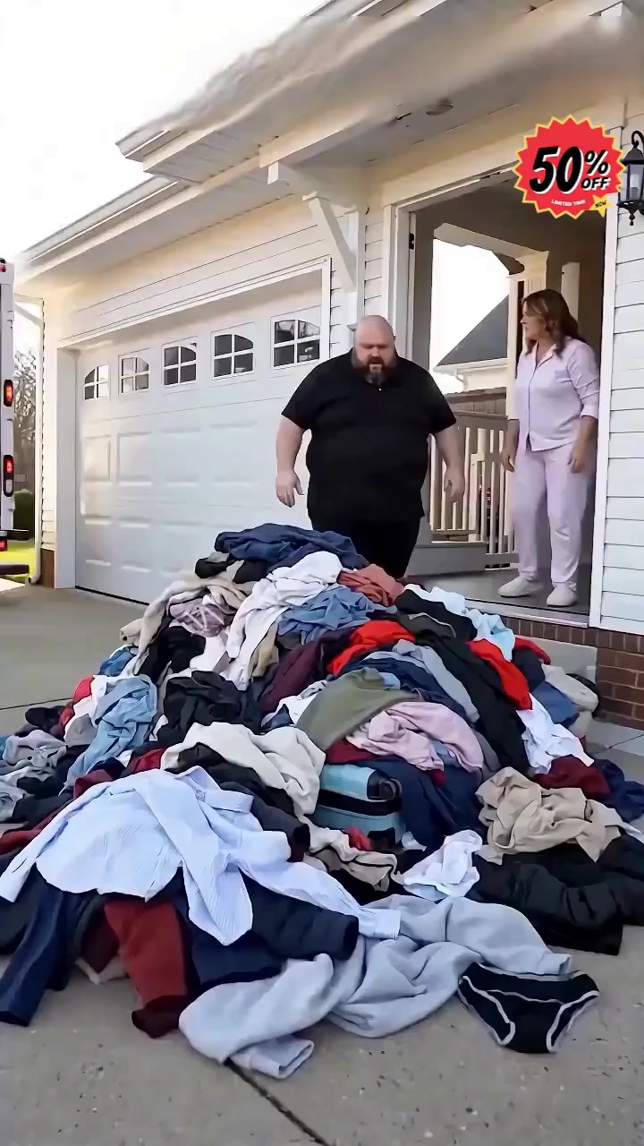 No pump, no noise, no hassle! Press & seal — shrink your bulky blankets by 80% in seconds!