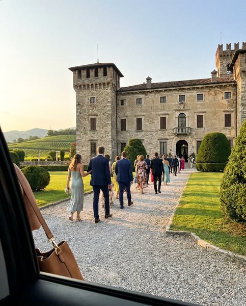 À un mariage dans un château, une maquilleuse m'a fait la peau d'une femme riche. Un mois plus tard, je l'ai appelée pour savoir ce qu'elle