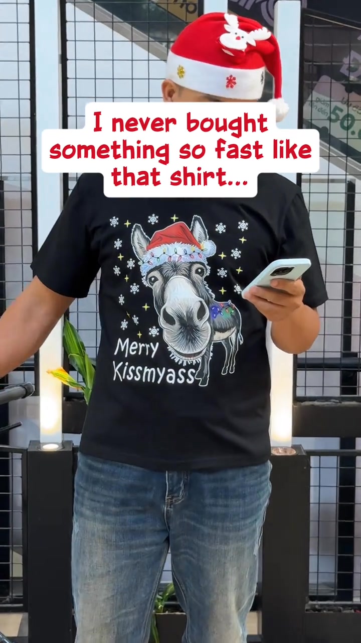 Funny Christmas donkey kissing Christmas T-shirt short sleeve