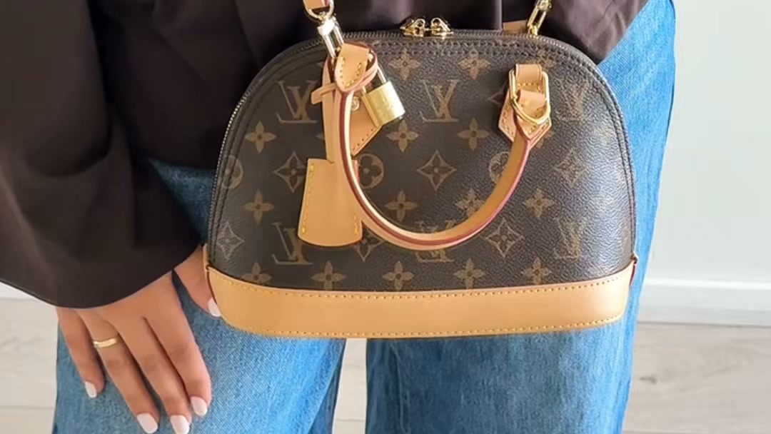 Eine Tasche, die deinen Look komplett macht Entdecke einer unserer beliebtesten Handtaschen und gönn dir ein neues Lieblingsstück.