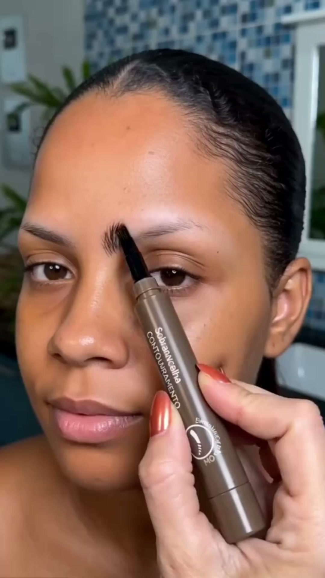 Desenha traços ultrafinos que imitam os pelos naturais