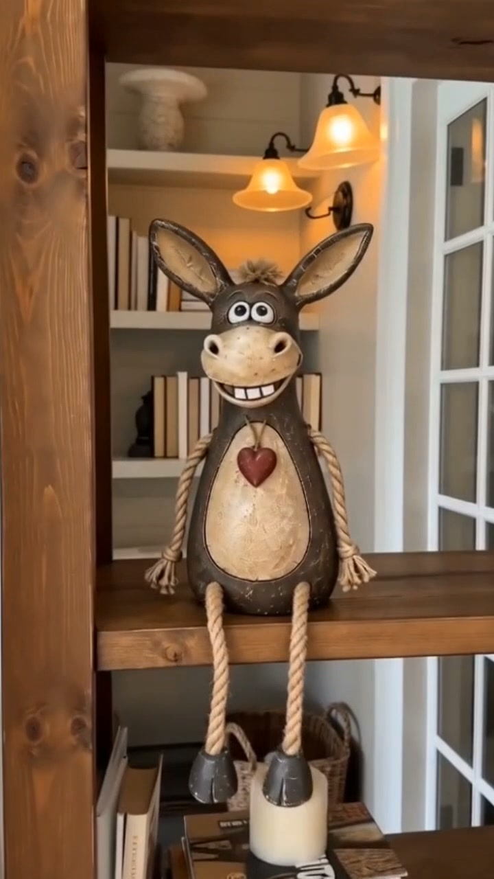 Rustikale Deko-Esel-Figur mit baumelnden Beinen