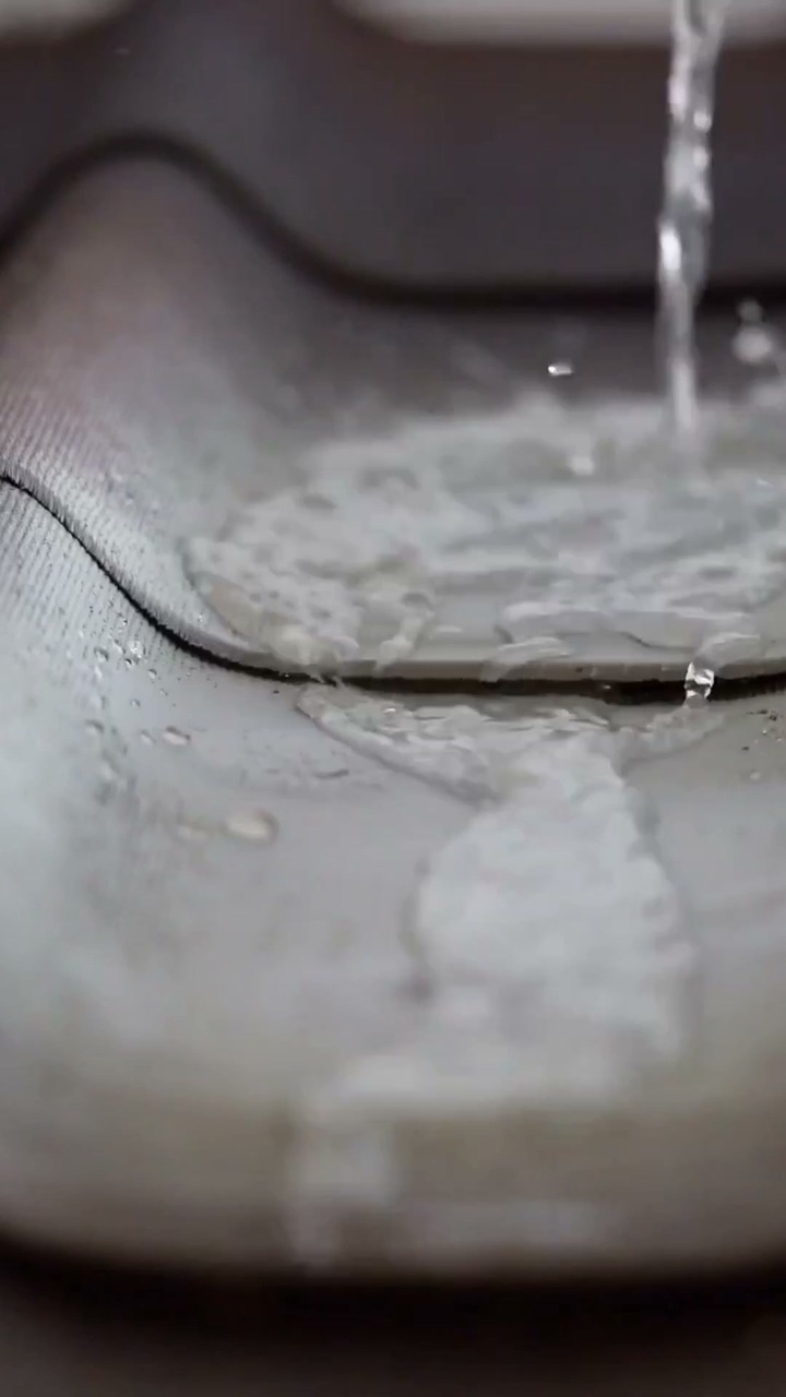 El agua resbala, no entra