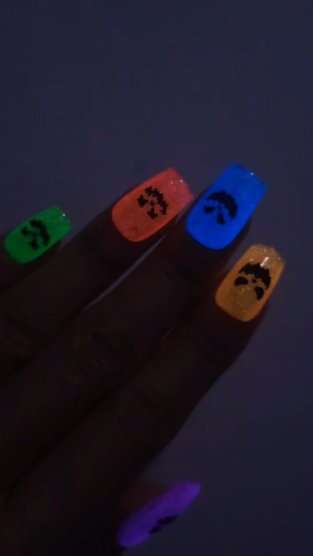 Anúncio de Bright Rainbow Nail